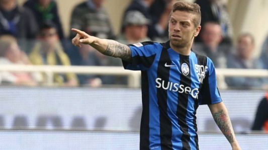 Terrible video muestra cómo "El Papu" Gómez casi quiebra a su hijo en un picadito