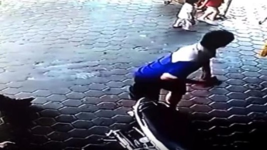 Video: un padre héroe salva a sus hijos a segundos de ser atropellados por un auto