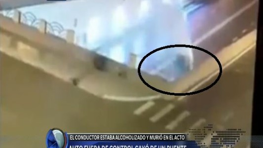 Un auto fuera de control cayó de un puente en China