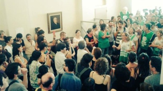 Tomaron una sede del Ministerio de Educación por despidos