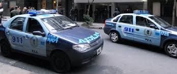 un auto se subió a la vereda y atropelló a una nena de 7 años que iba de la mano de su madre
