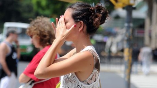 Elevan a "naranja" la alerta por la ola de calor en la Ciudad y alrededores