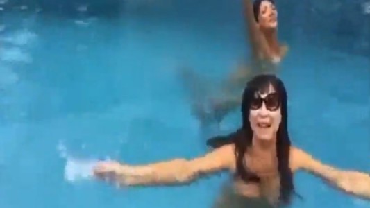 Moria y un festejo al desnudo