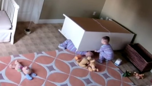 Video: un armario cayó encima de un nene de 2 años y lo salvó su hermano gemelo