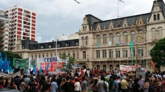 Realizan un abrazo simbólico al Palacio Pizzurno