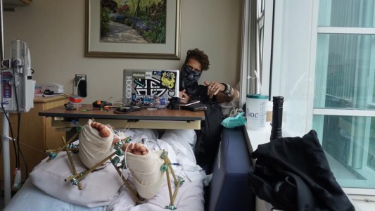 El youtuber que desafía las alturas se destroza las dos piernas en su último video