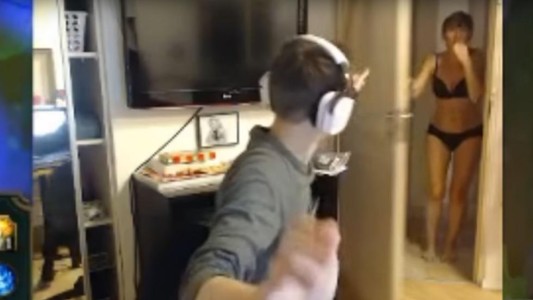 #EsViral La madre de un famoso "gamer" aparece en ropa interior durante una partida