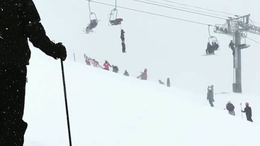 Video: un equilibrista salvó a un esquiador que quedó colgado de la aerosilla
