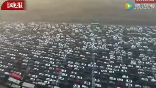 Un drone captó un espectacular atasco en una autopista de China