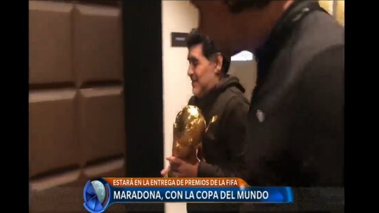 Maradona, con la Copa del Mundo