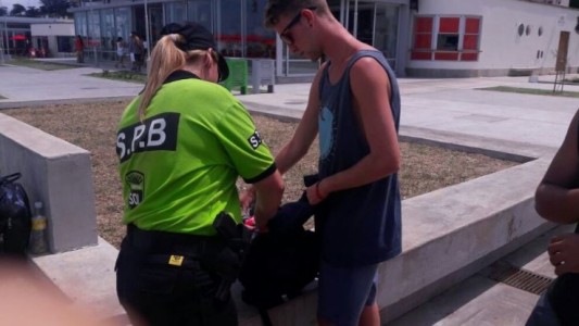 Policías revisan bolsos y pertenencias de turistas para impedir el alcohol en las playas de Mar del Plata
