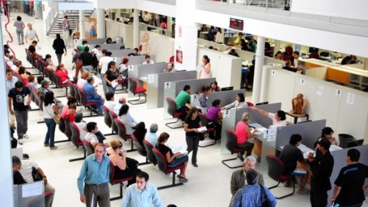 Consultora estimó que las 24 provincias tienen un exceso de empleados públicos del 34%