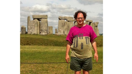 Postales de lana: Un hombre teje suéteres de sitios turísticos y causa furor en las redes