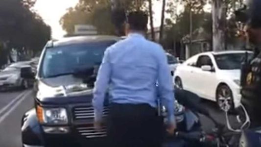 Video: así reacciona un hombre que encontró a su mujer y el amante en su camioneta