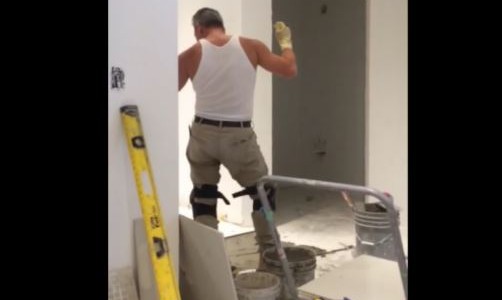 #EsViral El albañil que baila un tema de Ariana Grande