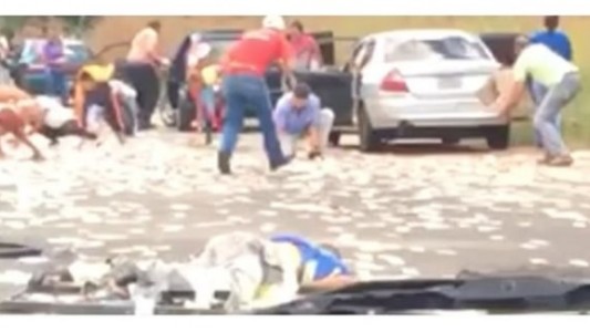 Video estremecedor: Mueren en accidente de tránsito y les roban el dinero en medio de la autopista