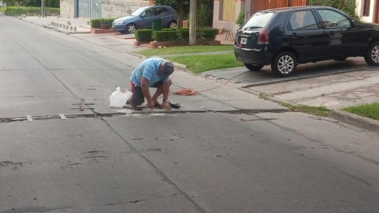 Como la Municipalidad no atendía a su reclamo, un vecino tuvo que arreglar un bache
