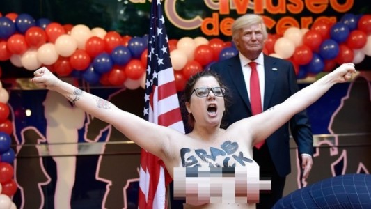 Asesores de Trump quedan en ridículo al querer tapar los senos de una activista con globos