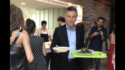 Macri apareció en forma sorpresiva en el comedor de casa de Gobierno para almorzar: "¿Siempre se come así acá?"