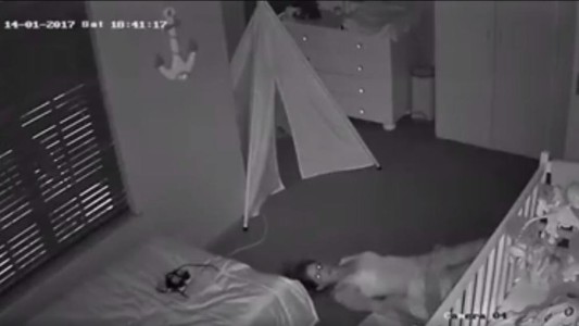 #EsViral Insólita técnica de una madre para no despertar a su bebé