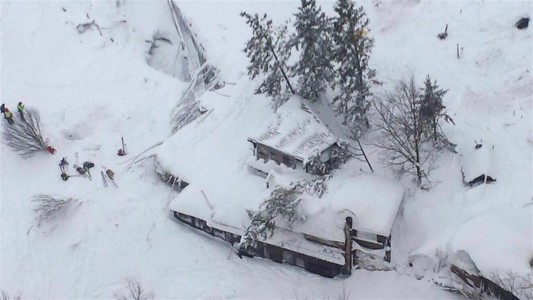 Alud sepultó bajo la nieve un hotel en Italia: al menos un muerto y 30 desaparecidos