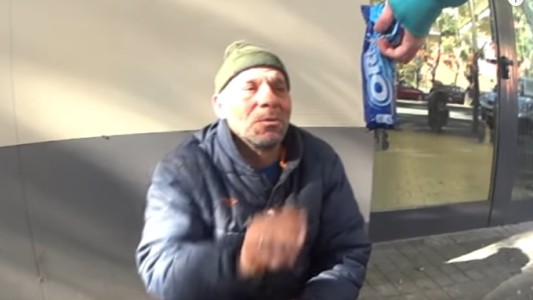 Indignación por la broma de un youtuber a un vagabundo