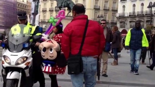 Detuvieron a dos mujeres que se disfrazaban de Minnie para robar a turistas