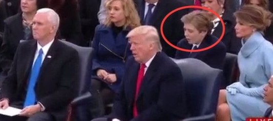 El hijo menor de Donald Trump da la nota en medio de la ceremonia