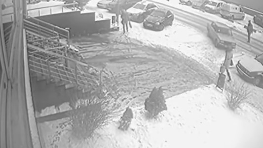 Milagro en la nieve: auto aplasta a una mujer y logra sobrevivir