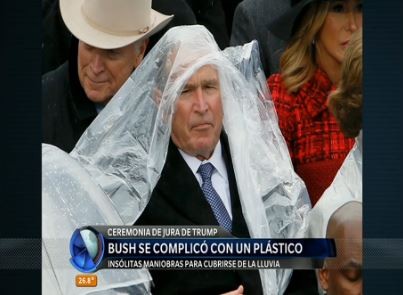 Bush se complicó con un plástico contra la lluvia