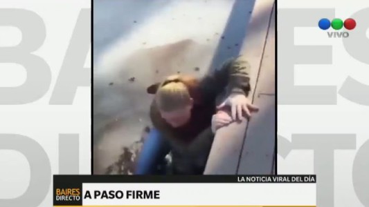 #EsViral Puso a prueba una frágil capa de hielo y lo pagó caro