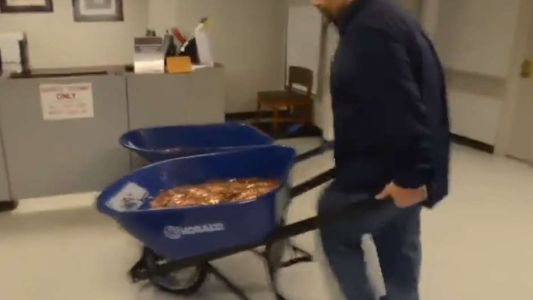 Hizo la gran Bombita: cansado de la burocracia estatal pagó una multa con 3.000 monedas