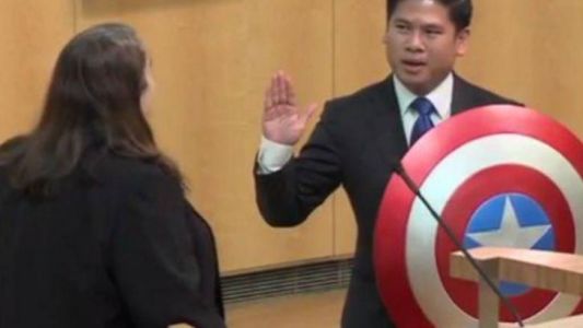 Concejal de EE.UU. prestó juramento a su cargo con escudo del Capitán América
