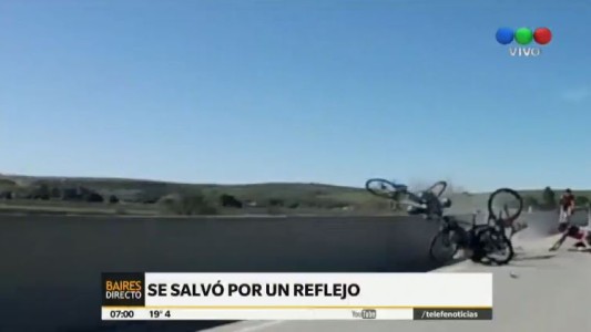 Un ciclista salvó su vida al quedar colgado de un puente