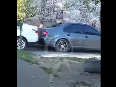 Una mujer destrozó el auto de su marido diciendo que no pagaba la cuota alimentaria de sus hijos