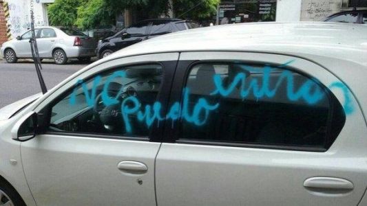 Estalló de furia y pintó con aerosol el auto que le bloqueaba la entrada al garaje