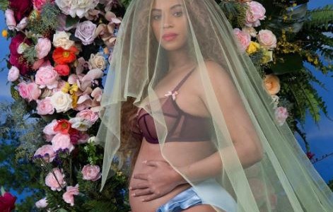 La cantante Beyoncé anunció que está embarazada de gemelos