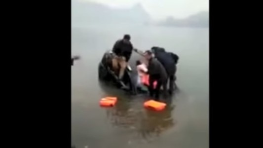 #Esviral El hombre que tira a su bebé por el aire para salvarle la vida