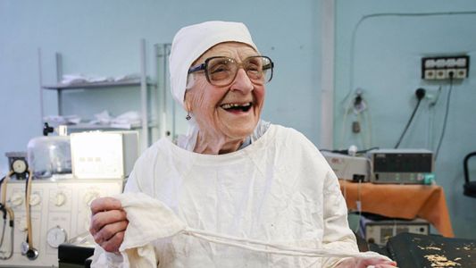 La historia de la cirujana de 89 años que opera cuatro veces por día