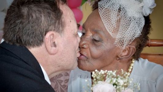 La historia de la mujer de 106 años que se casó con un "joven" de 66