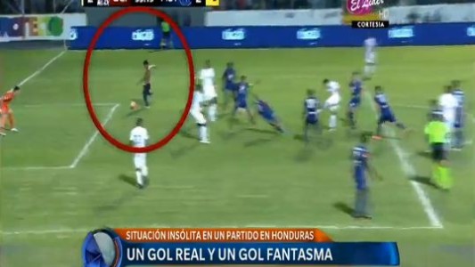 En Honduras, un hincha entró a la cancha y metió un gol en pleno partido