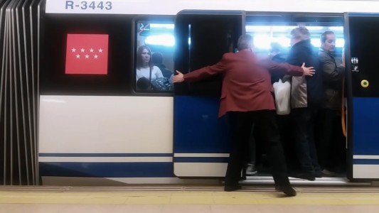 De no creer: en el subte de Madrid pusieron "empujadores" en la hora pico