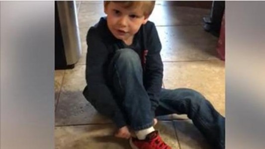 Video viral: el increíble truco de un nene de 5 años para atarse los cordones