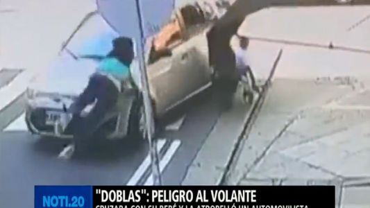 Video: atropellaron a una mujer cuando cruzaba con su bebé