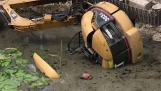 Se salvó de morir ahogado en un pantano por una nariz