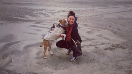 La tierna foto de un perro adoptado que "abraza" a su dueña y se volvió viral