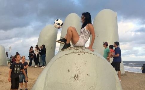 #EsViral La brasileña que hace "jueguito" en zapatillas, pero también con tacos aguja