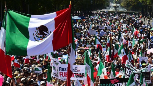 "Vibra México": multitudinaria protesta contra Donald Trump
