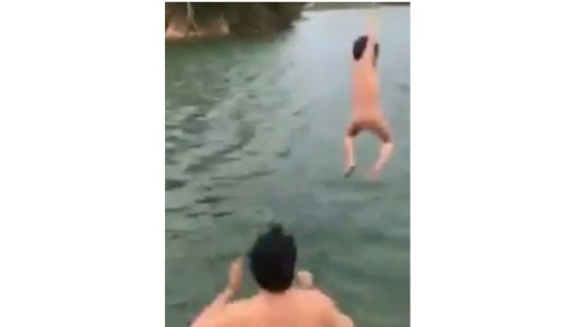 Indignación por hombre que tiró a su hijo al agua sin flotador para que aprenda a nadar