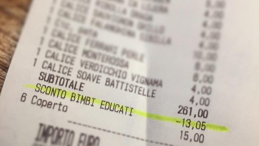 Restaurante aplicó descuento a clientes por tener "niños educados"